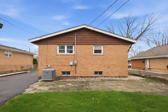 14325 Tripp Avenue, Midlothian, IL 60445