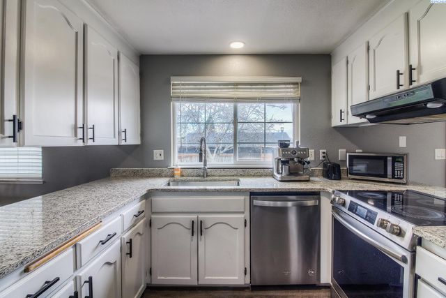 213 S 76th Avenue, Yakima, WA 98908