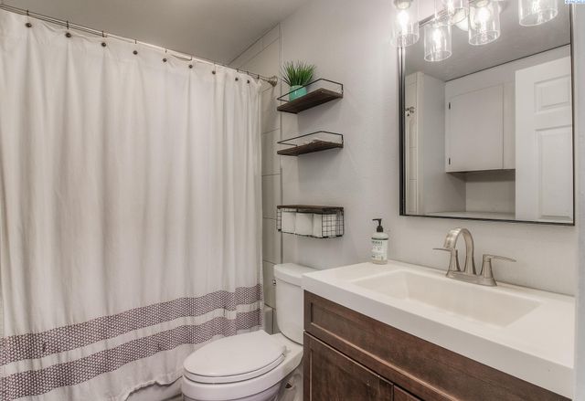 213 S 76th Avenue, Yakima, WA 98908