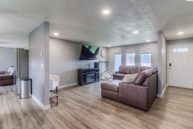 213 S 76th Avenue, Yakima, WA 98908