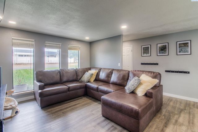 213 S 76th Avenue, Yakima, WA 98908