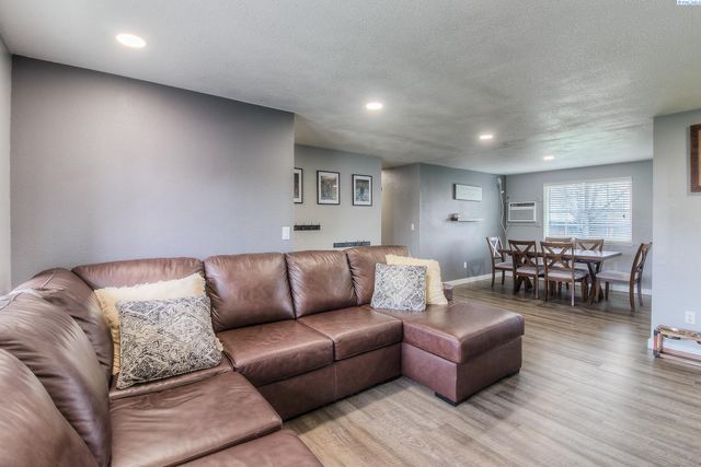 213 S 76th Avenue, Yakima, WA 98908