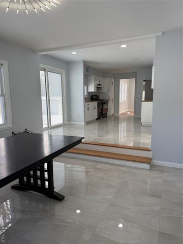 7 Ramsey Road, Plainview, NY 11803