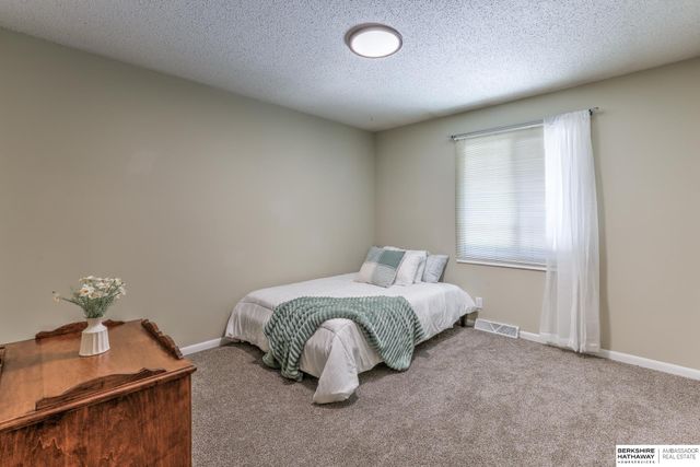 910 S 153 Street, Omaha, NE 68154