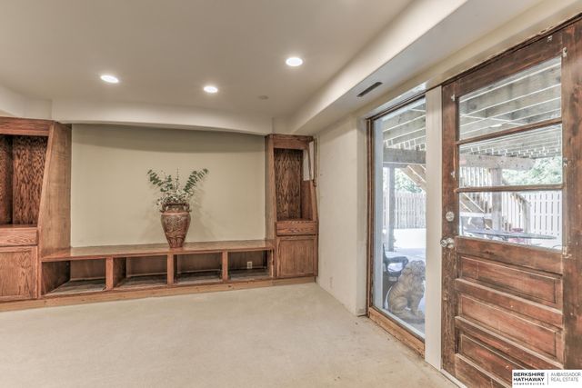 910 S 153 Street, Omaha, NE 68154