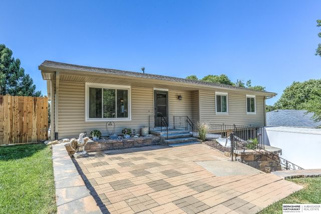 910 S 153 Street, Omaha, NE 68154