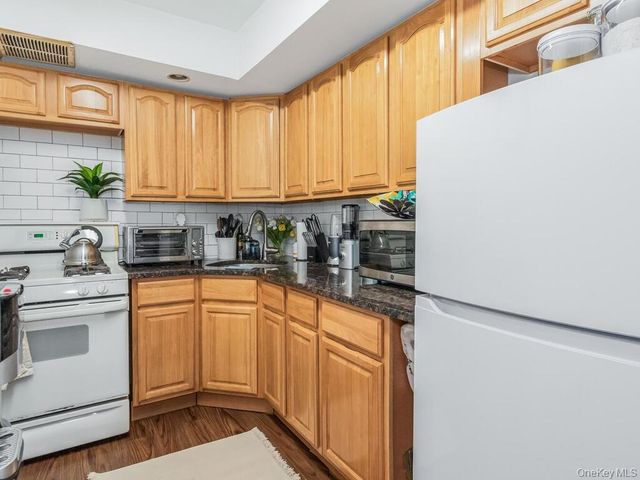 24021 68th Avenue 10, Little Neck, NY 11362
