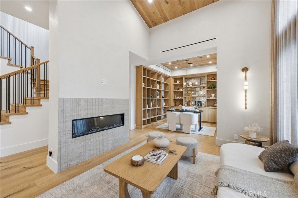 Image 15 of property listing at 5414 Genesta, Encino, CA 91316