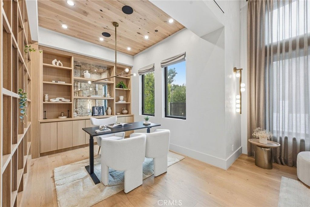 Image 17 of property listing at 5414 Genesta, Encino, CA 91316