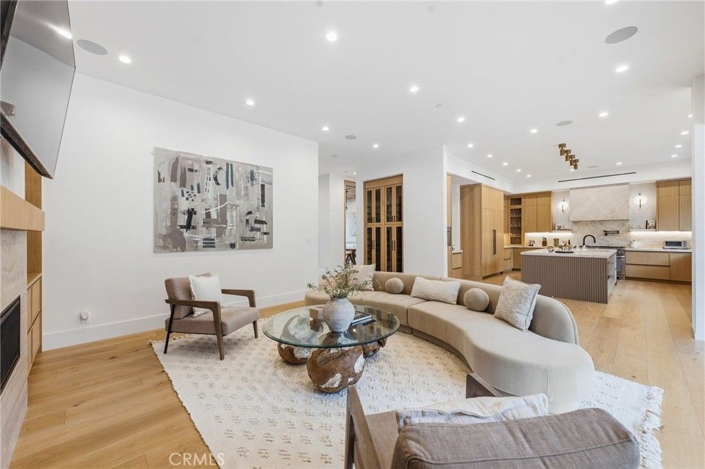 Image 18 of property listing at 5414 Genesta, Encino, CA 91316