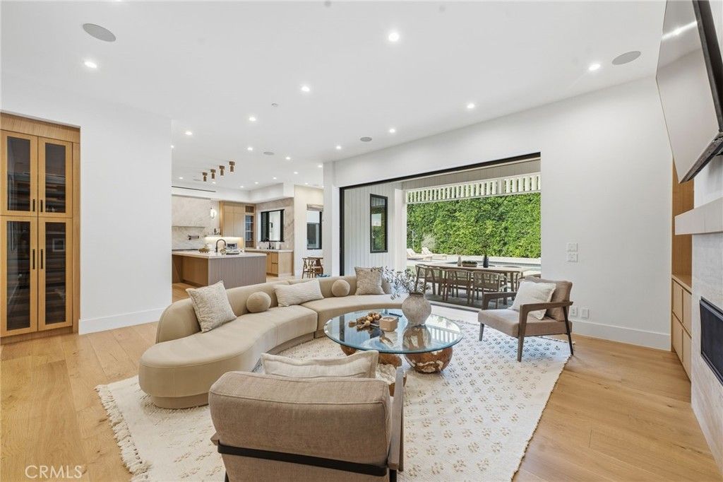Image 19 of property listing at 5414 Genesta, Encino, CA 91316