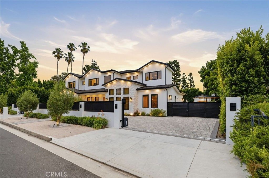 Image 2 of property listing at 5414 Genesta, Encino, CA 91316