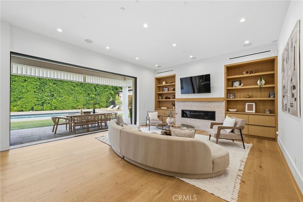 Image 20 of property listing at 5414 Genesta, Encino, CA 91316