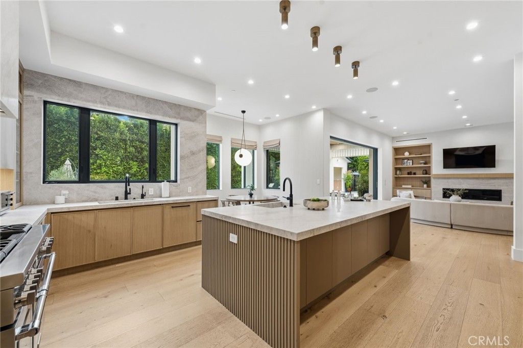 Image 23 of property listing at 5414 Genesta, Encino, CA 91316