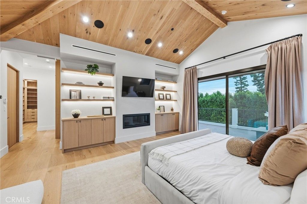 Image 32 of property listing at 5414 Genesta, Encino, CA 91316