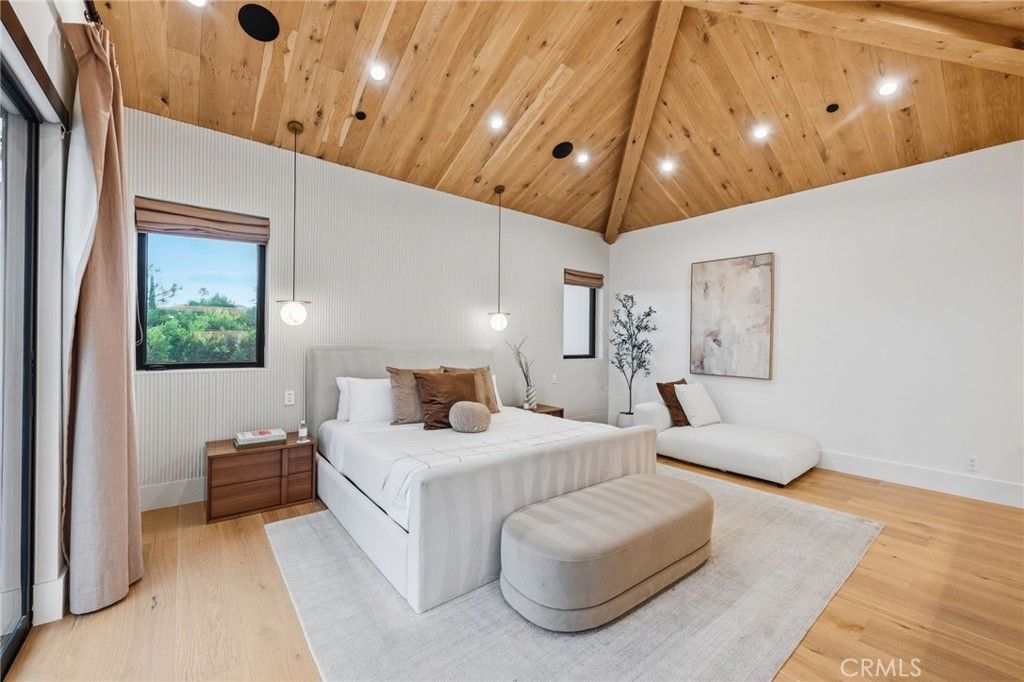 Image 33 of property listing at 5414 Genesta, Encino, CA 91316
