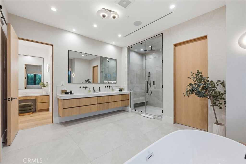 Image 36 of property listing at 5414 Genesta, Encino, CA 91316
