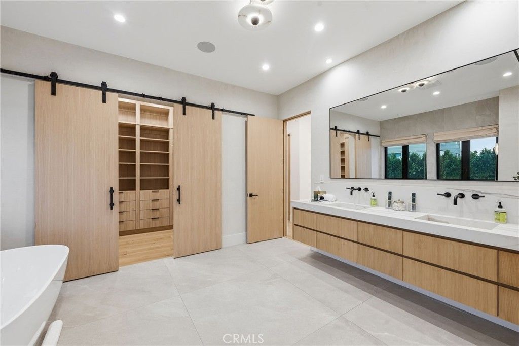 Image 37 of property listing at 5414 Genesta, Encino, CA 91316