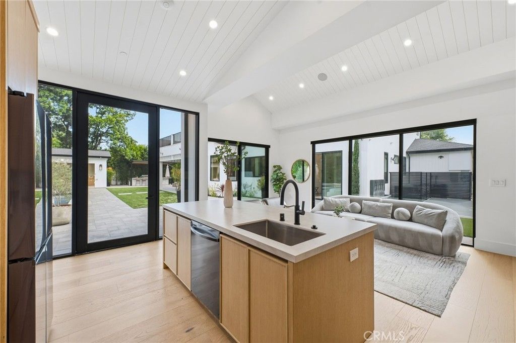 Image 58 of property listing at 5414 Genesta, Encino, CA 91316