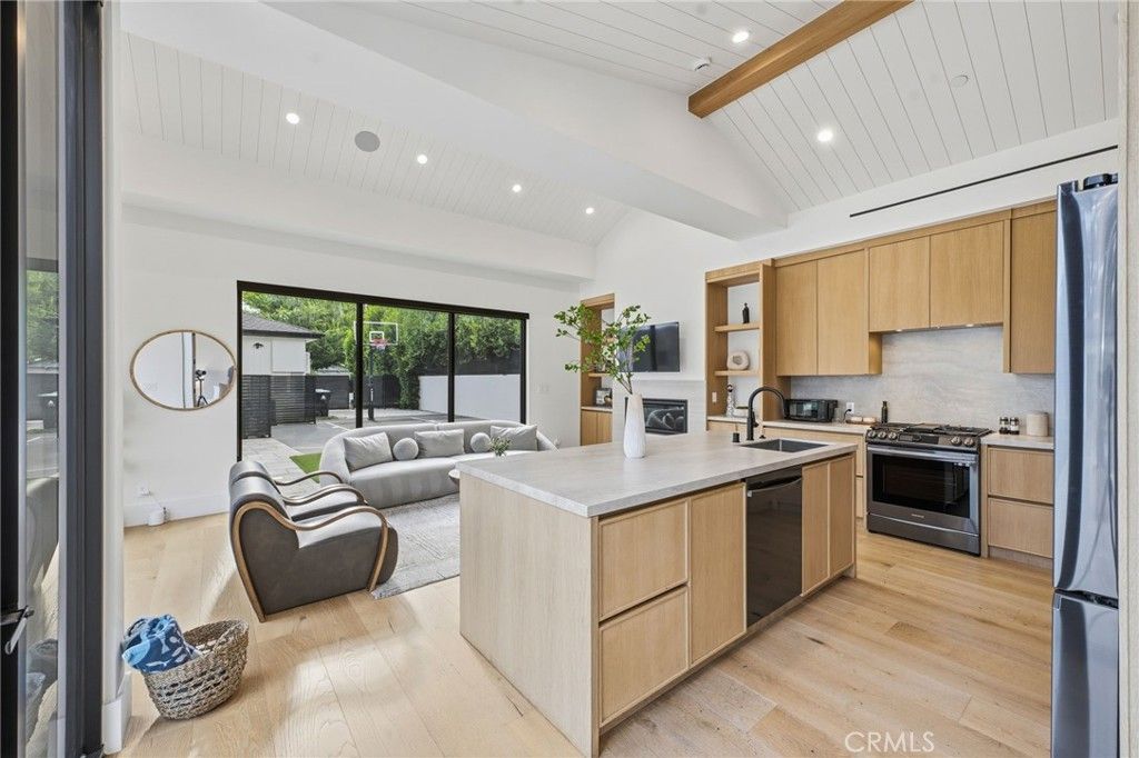 Image 59 of property listing at 5414 Genesta, Encino, CA 91316