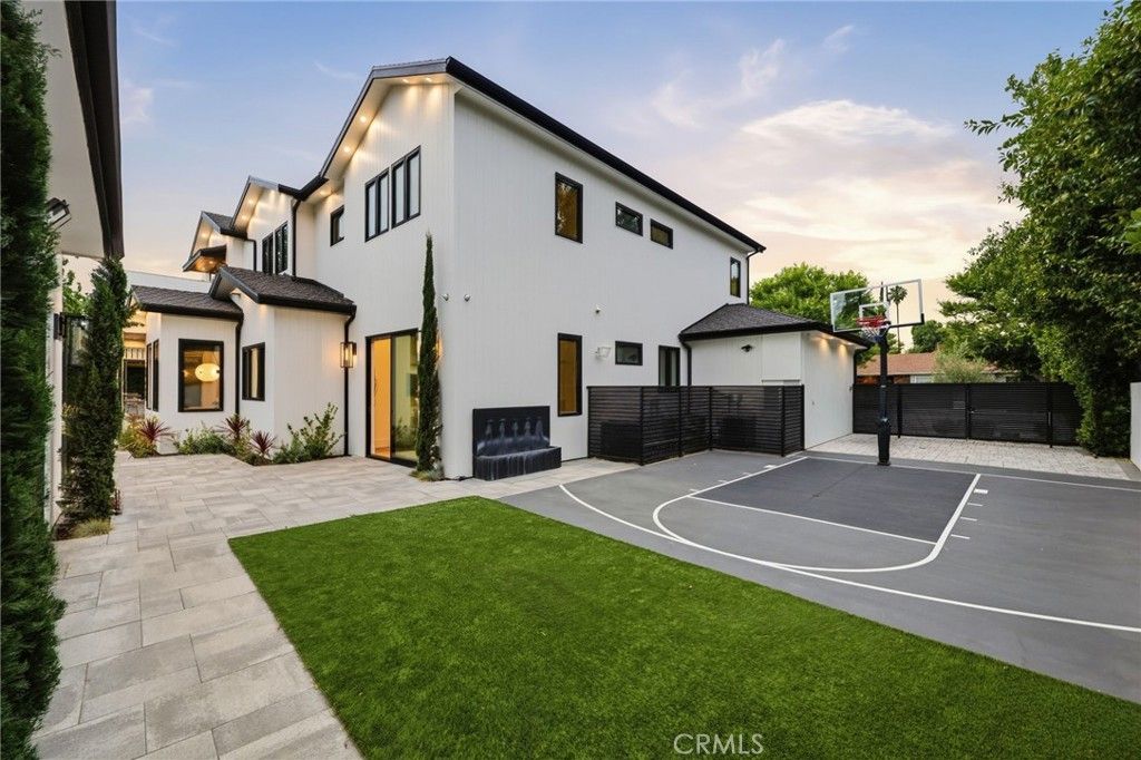 Image 6 of property listing at 5414 Genesta, Encino, CA 91316