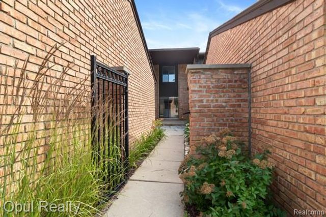 3961 Chablis Street, West Bloomfield Charter Township, MI 48323