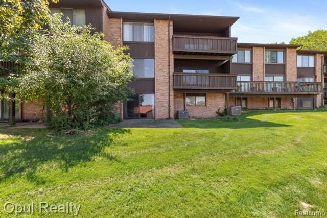 3961 Chablis Street, West Bloomfield Charter Township, MI 48323