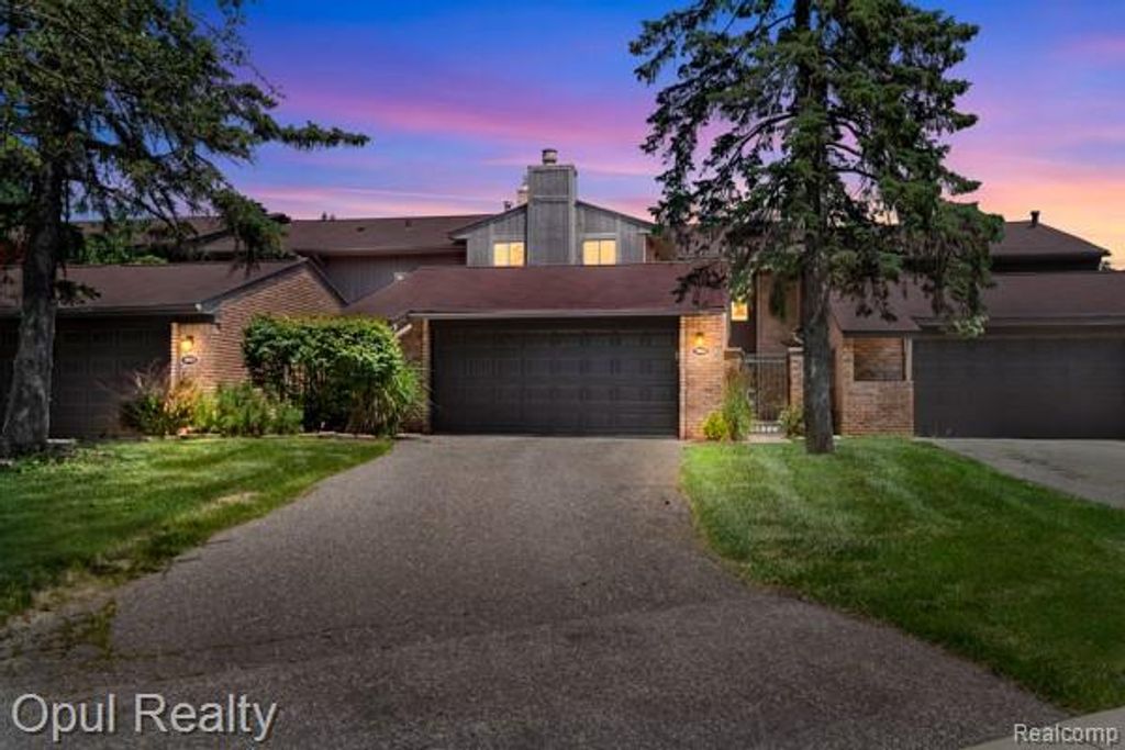3961 Chablis Street, West Bloomfield Charter Township, MI 48323
