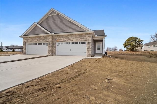 8 Stone Mill Court, Bloomington, IL 61705