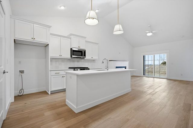 8 Stone Mill Court, Bloomington, IL 61705