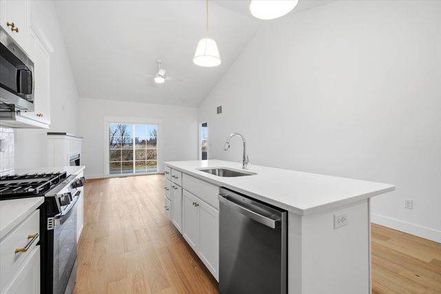 8 Stone Mill Court, Bloomington, IL 61705