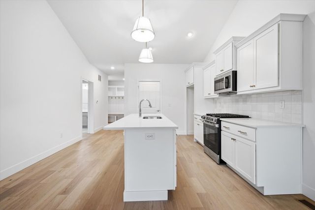 8 Stone Mill Court, Bloomington, IL 61705