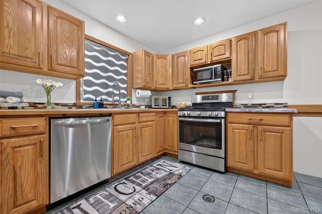 1155 Dolane Boulevard, White Lake Charter Township, MI 48383