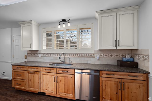 1610 E MOOR DALE LN, Holladay, UT 84117