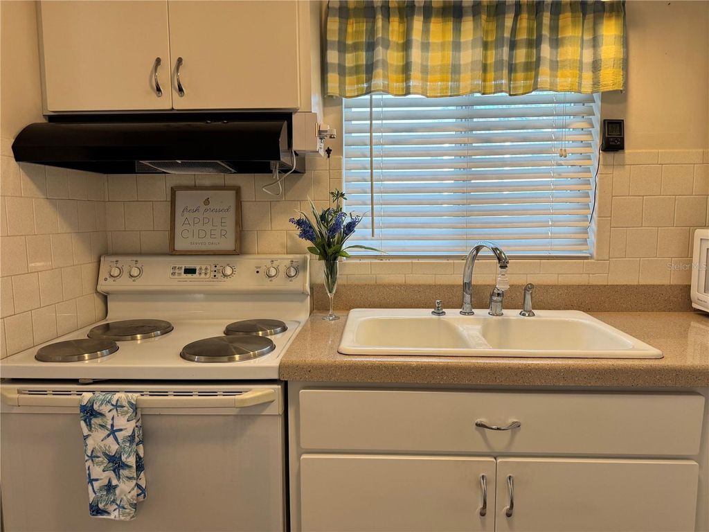 Image 6 of property listing at 1826 SUNNY DRIVE D26, Bradenton, FL 34207