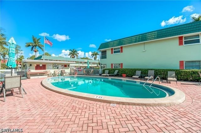 200 Valley Stream DR 4B, Naples, FL 34113