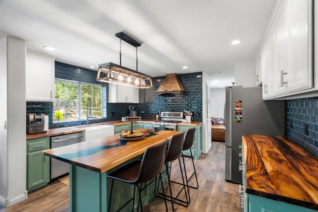 1355 Hope Lane, Redding, CA 96003