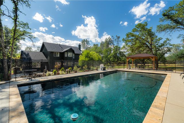 1355 Hope Lane, Redding, CA 96003