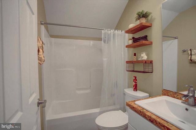 108 N BLACKBERRY LN, Fayetteville, PA 17222