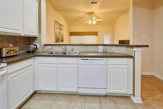 22 W Greenhill Terrace Place, The Woodlands, TX 77382