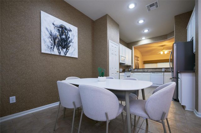 22 W Greenhill Terrace Place, The Woodlands, TX 77382