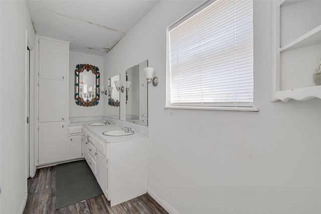 112 Robin Drive, Burleson, TX 76028