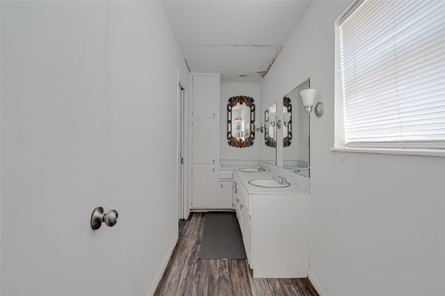 112 Robin Drive, Burleson, TX 76028