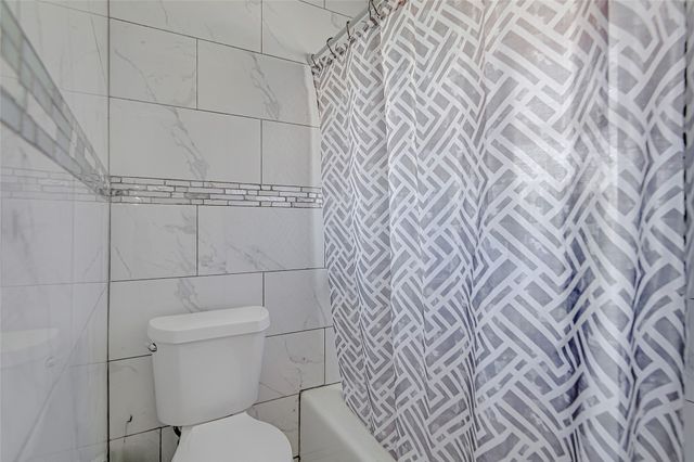 112 Robin Drive, Burleson, TX 76028