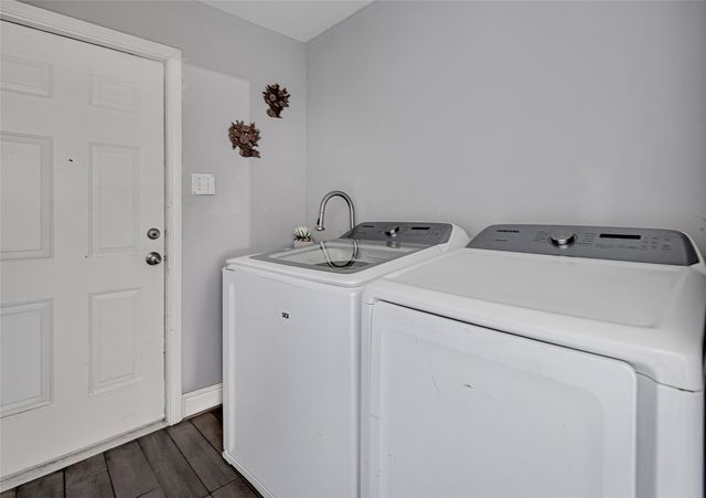 112 Robin Drive, Burleson, TX 76028