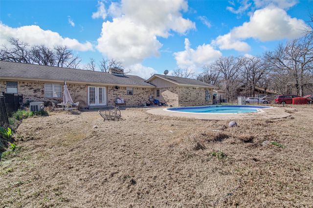 112 Robin Drive, Burleson, TX 76028