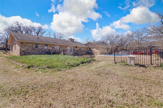112 Robin Drive, Burleson, TX 76028