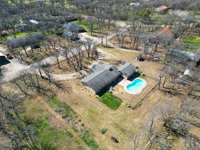 112 Robin Drive, Burleson, TX 76028