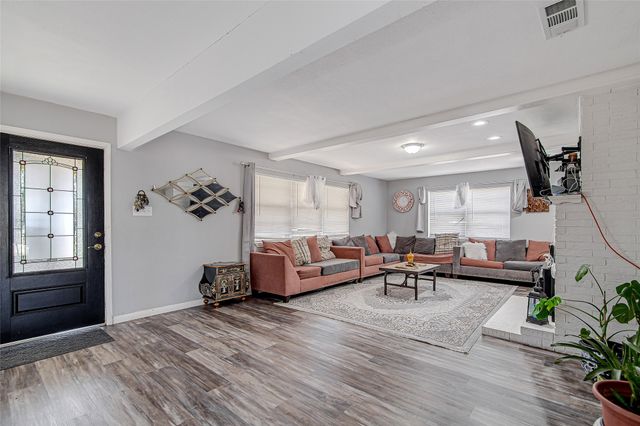 112 Robin Drive, Burleson, TX 76028