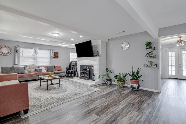 112 Robin Drive, Burleson, TX 76028